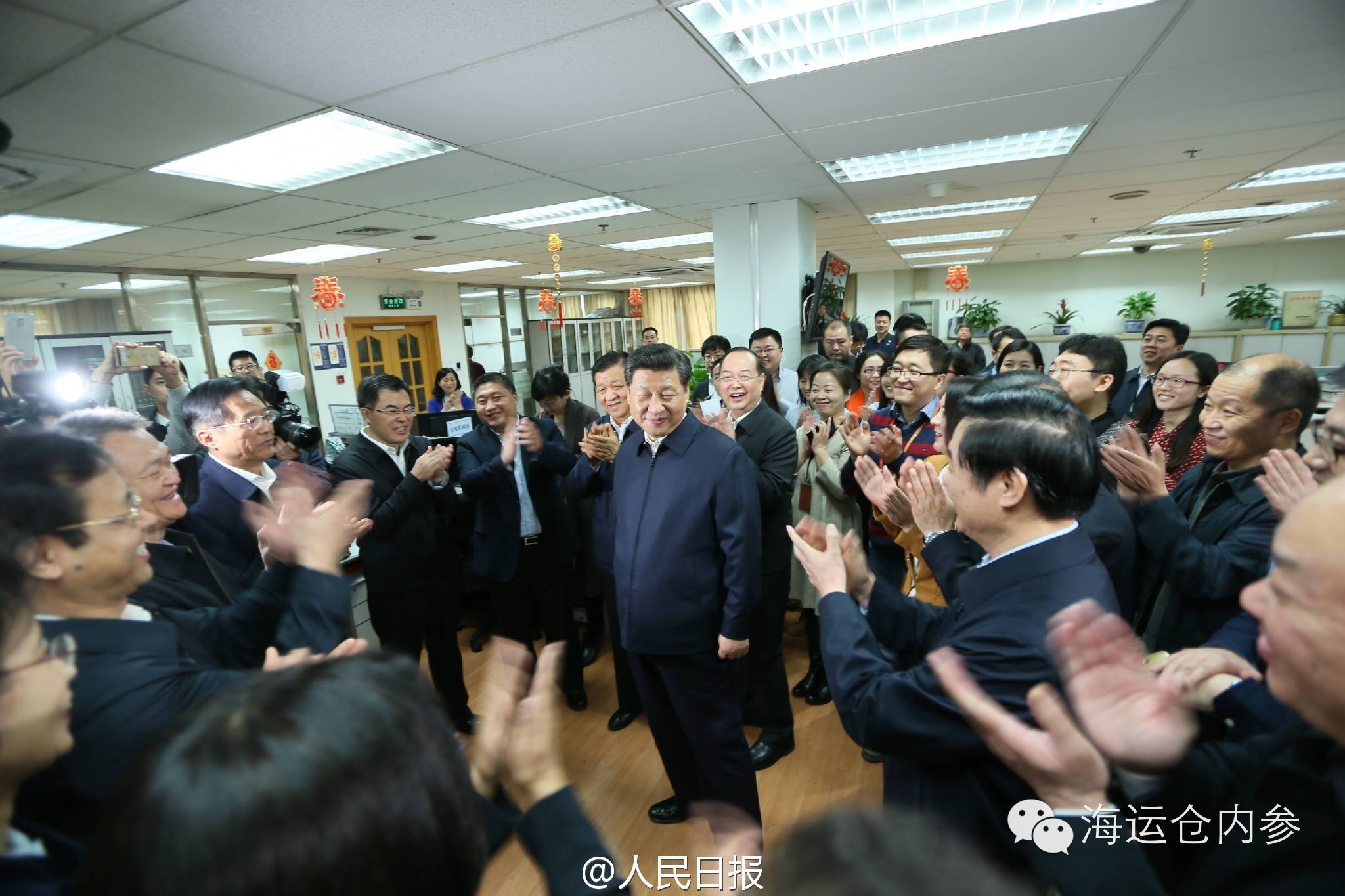 习近平首先来到人民日报总编室编辑平台看望了采编技术人员。随后，新媒体中心，习近平调研了微博、微信、客户端等新媒体运营情况。随后，习近平通过微博、微信公号，向全国人民致以元宵节问候。当他在人民日报“两微一端”发布问候语音后，屏幕上很快便显示，网民点击量迅速攀升。