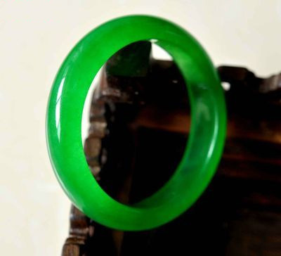 翡翠收藏与鉴赏:帝王绿手镯