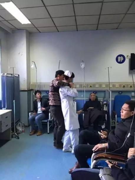 江苏省人民医院输液室?一男子持刀劫持女护士