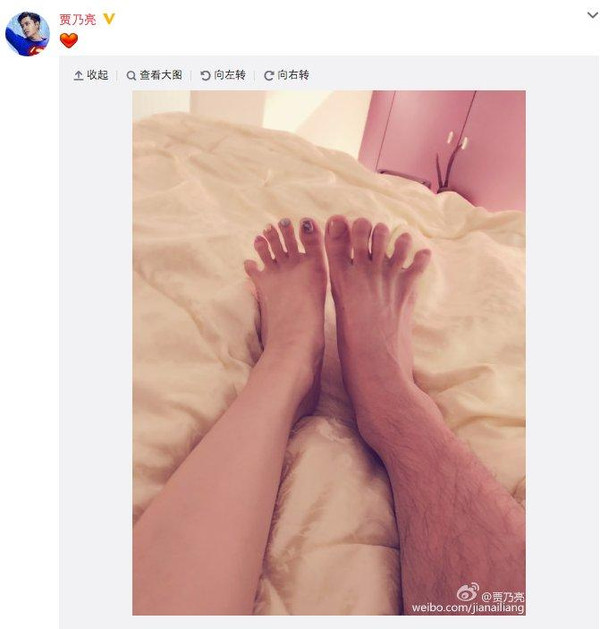 照片中夫妻俩手牵手,脚挨脚,高空跃起,用身体摆了一个"心"形,高难度秀