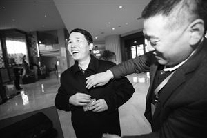 昨天,工作人员帮前来报到的政协委员佩戴出席证