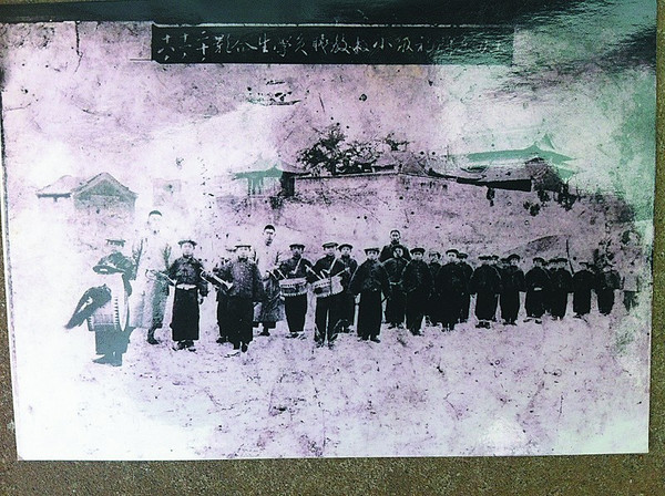 郄永刚拿出1931年王母阁的老照片,照片前景是当年王母村小学生鼓乐队