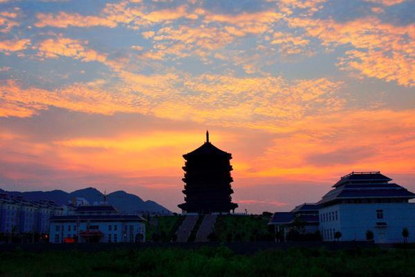 河南信阳.浉河夕阳西下的茗阳塔