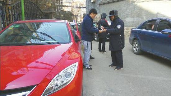 看车女子正在向车主免费