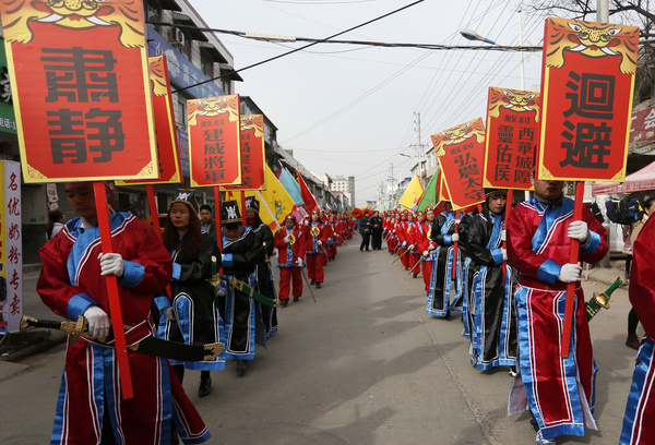 河南西华再现城隍出巡 民众祈愿