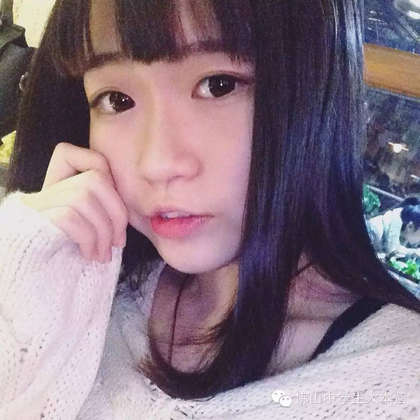 杨同学平时也很喜欢拍照, 喜欢记录下自己生活的点滴, 自拍风格偏向