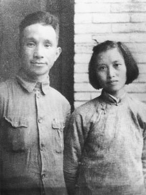 楚青原名詹永珠,1923年出生于江苏扬州.父亲詹克明是