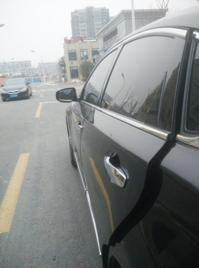 旁边小轿车门没关好(图)