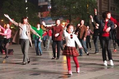 第二,街区制并非威胁社区安宁的洪水猛兽,拆围墙有助于增强社区活力。