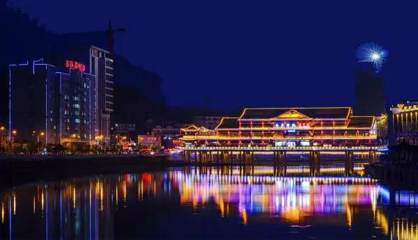 安庆城市一角,梦幻的紫色光芒照亮了城市的夜