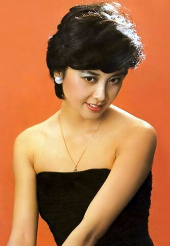 1985年,在电视剧《西游记》中扮演的女儿国国王,成为观众心目中的经典