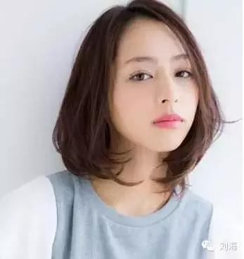 中短烫发女生怎么穿搭_中长发烫发图片