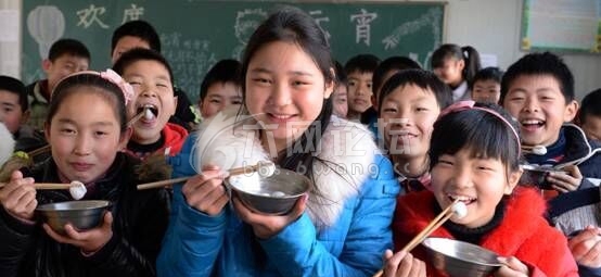 2月20日,金安区育才学校五年级的小学生在吃汤圆