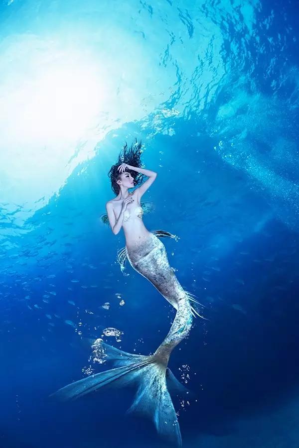 比周星驰《美人鱼》还梦幻的"人鱼婚纱照"
