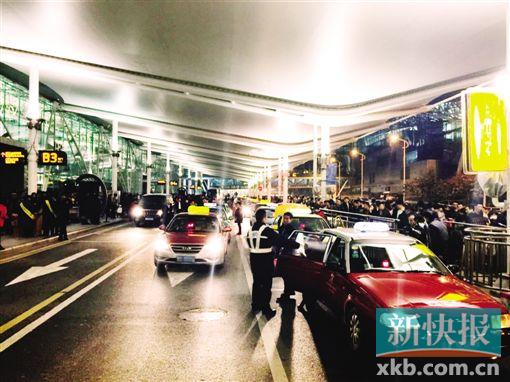机场工作人员及执法人员在场维持秩序,但仍有不少的哥想“多捞一笔”。