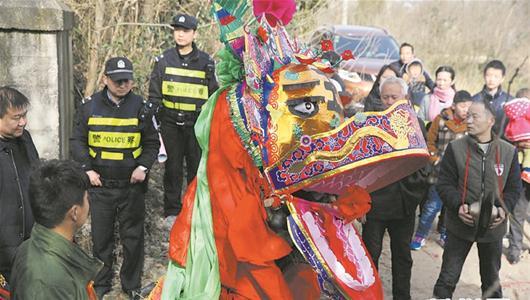 黄陂一带的农村就开始"起灯,古老的元宵民俗,神秘的僵狮子就活跃起来