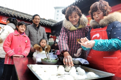 昨天,市民在社区包汤圆,欢度元宵节.程曦 摄