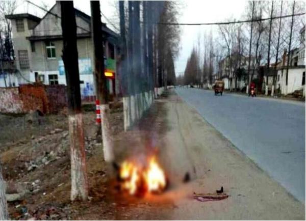 男子车祸后遗体路边起火：连撞两次 排除人为纵火