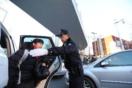 北京警方启动高峰勤务确保开学安全(组图)