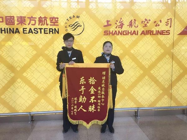 “速度送往登机口!”凭借职业的灵敏性,曹红毫不犹豫地调整了柜台人员,安排曹梦臆负责赶往登机口将皮夹送还给旅客。曹梦臆一路飞奔至登机口,一边通过广播寻找旅客,一边在周边区域逐一人工寻找,功夫不负有心人,终于,在一个饮水机旁找到了正在喝水的欧先生。