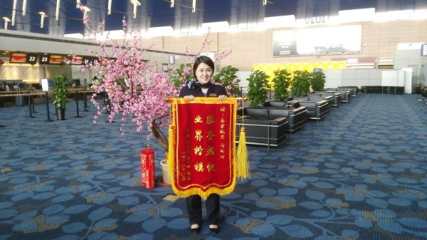 “速度送往登机口!”凭借职业的灵敏性,曹红毫不犹豫地调整了柜台人员,安排曹梦臆负责赶往登机口将皮夹送还给旅客。曹梦臆一路飞奔至登机口,一边通过广播寻找旅客,一边在周边区域逐一人工寻找,功夫不负有心人,终于,在一个饮水机旁找到了正在喝水的欧先生。