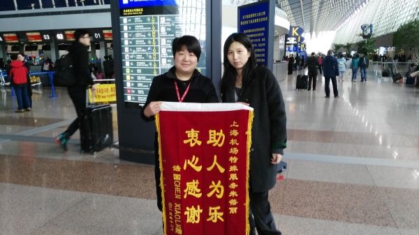 “速度送往登机口!”凭借职业的灵敏性,曹红毫不犹豫地调整了柜台人员,安排曹梦臆负责赶往登机口将皮夹送还给旅客。曹梦臆一路飞奔至登机口,一边通过广播寻找旅客,一边在周边区域逐一人工寻找,功夫不负有心人,终于,在一个饮水机旁找到了正在喝水的欧先生。