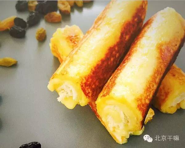 综合 香蕉切成稍微厚一点的片,撒上一些柠檬汁;平底锅倒油,加一大