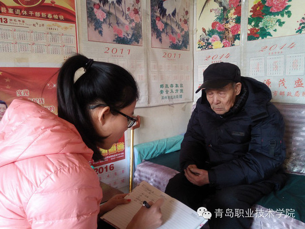 知行书院15级学生王凯玲在采访老党员王维见