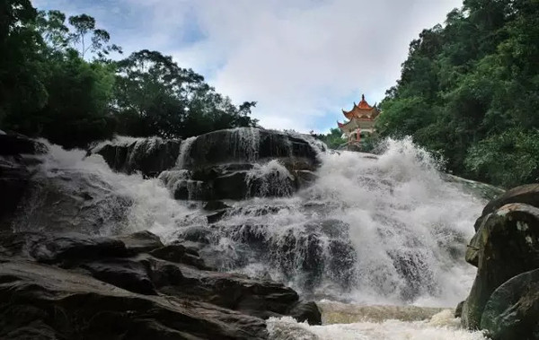 地址:信宜丁堡镇九寨沟    西江半月岩 美丽的半月岩,位于广东信宜市