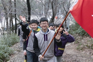 昨天,钟公庙中学初三师生一起爬山 通讯员供图