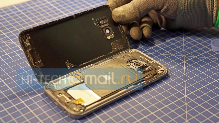 拆开后盖后，接口处并没有橡胶垫片，而是通过大量的胶水进行密封，这可能也是Galaxy S7在拥有IP68防水等级后还能保持如此纤薄机身的原因。