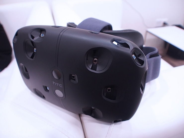 在这段时间里，消费者版的Oculus Rift和HTC Vive正式公布了具体的售价、发售日期，分别是599美元、1月7日启动预定以及799美元、2月29日启动预定。这样的价位看起来似乎是可以承受的，但你想要顺畅运行VR内容，还需要一台“及格”的电脑。