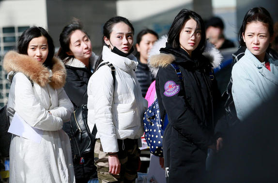 考试的考生之一,偶像女子组合snh48的成员赵嘉敏(中)在北京电影学院院