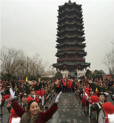 春节期间,河津市九龙公园盛装迎客,组织花灯,蹦床,飞镖射气球等活动