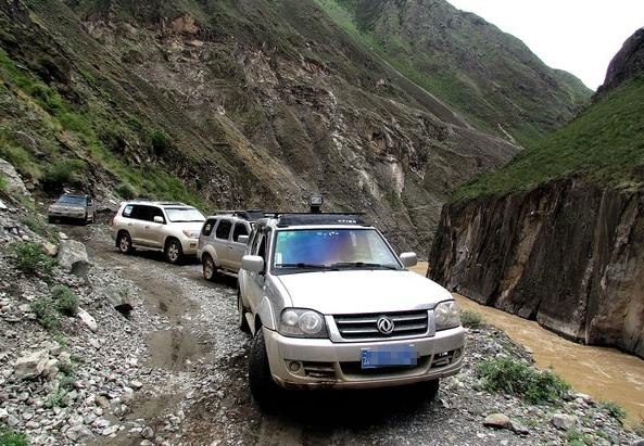 这款10多万国产四驱suv不常见,西藏路上秒杀豪车
