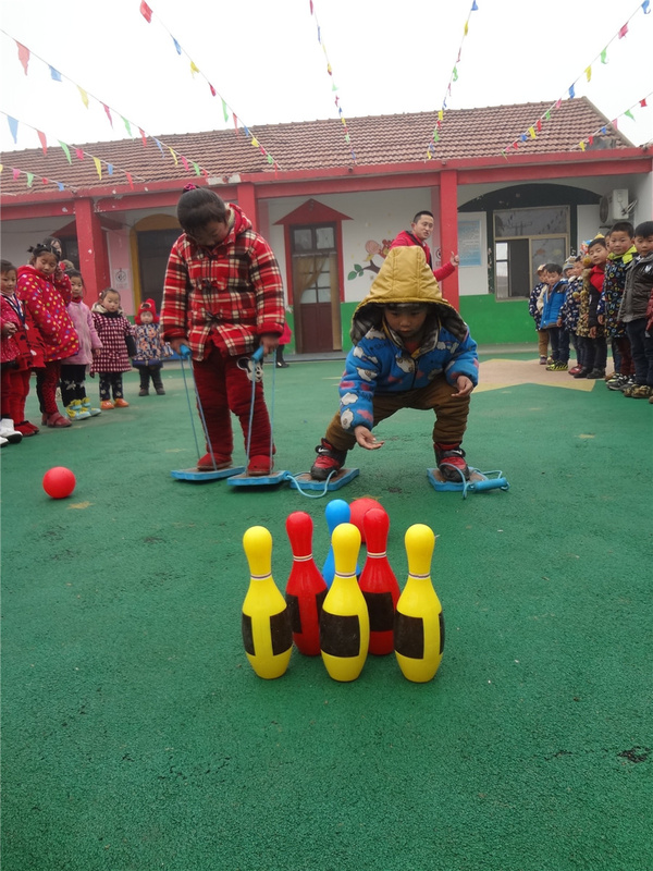 连云港赣榆区贺岗幼儿园情商游戏课:趣味保龄球