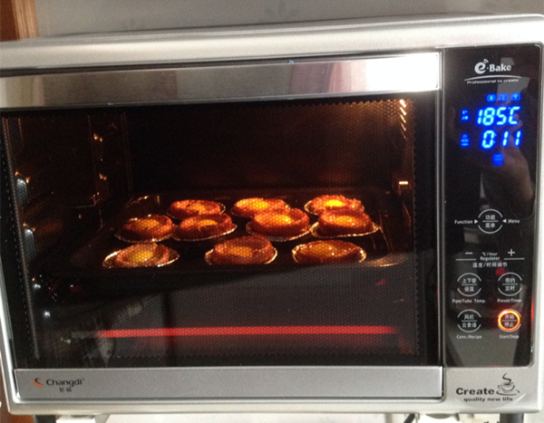 5,把锡纸模摆放烤盘上,放入预热好的烤箱中下层,上火185度下火180度