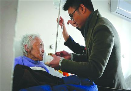 小伙发帖记录“帮助79岁困境老人” 被疑自我炒作