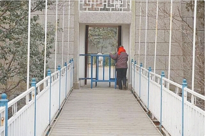 胖先生去公园常被拐道门“挡住” 公园：拆了有隐患