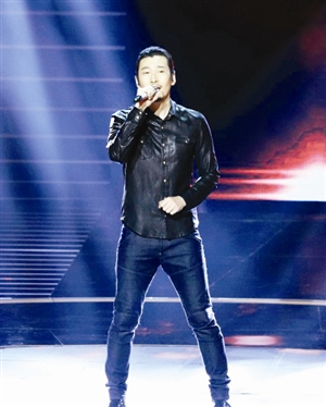 在2月19日晚央视三套《中国好歌曲》的舞台上,歌手满江就这么出现了