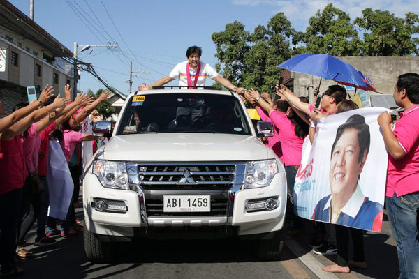 菲律宾参议员小费迪南德马科斯近日在北伊洛哥省参加副总统竞选活动