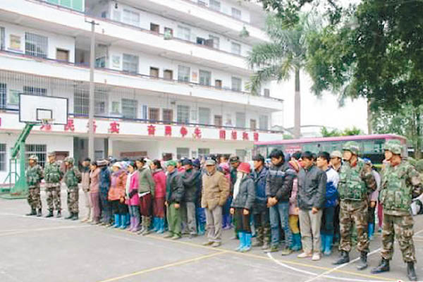 广西警方查获非法入境越南人。