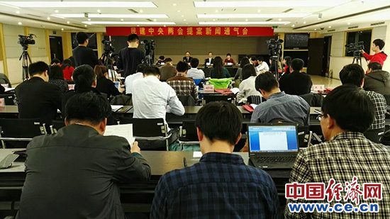 2月25日，民建中央2016年两会提案新闻通气会在京召开。图为主席台。中国经济网记者 苏琳摄。
