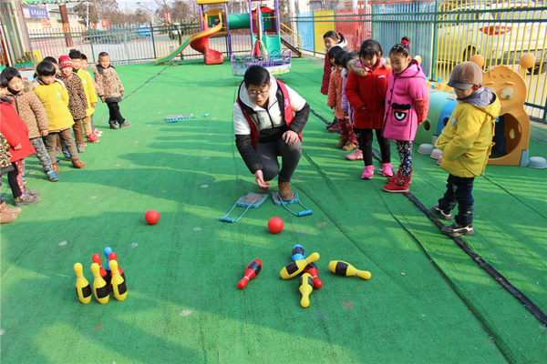 连云港赣榆小红花幼儿园情商游戏课:趣味保龄球