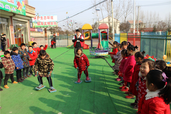 幼儿园小班体育游戏小小保龄球