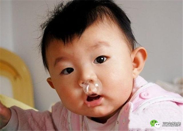 >> 正文       然后轻轻转动,就可以去掉宝宝鼻腔内的顽固鼻屎和鼻涕