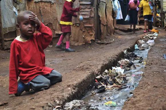 三个贫民窟青年用一堆二手衣服拯救了肯尼亚的