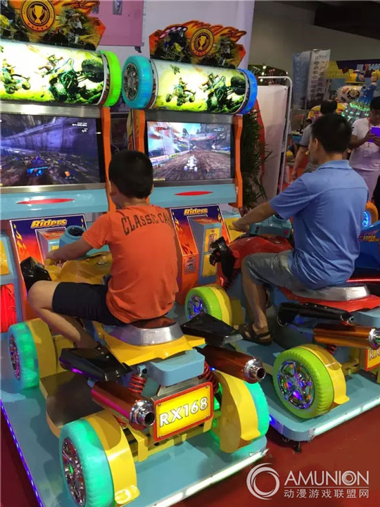 玩疯狂四驱车赛车游戏机感受速度与激情