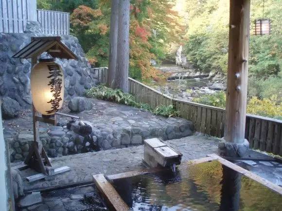 日本泡温泉必须全裸,还男女混浴!是真的吗?