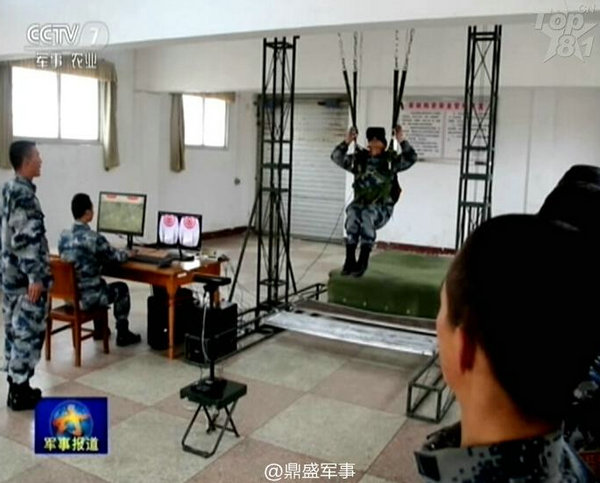 解放军空降兵戴vr设备训练 画面曝光(图)